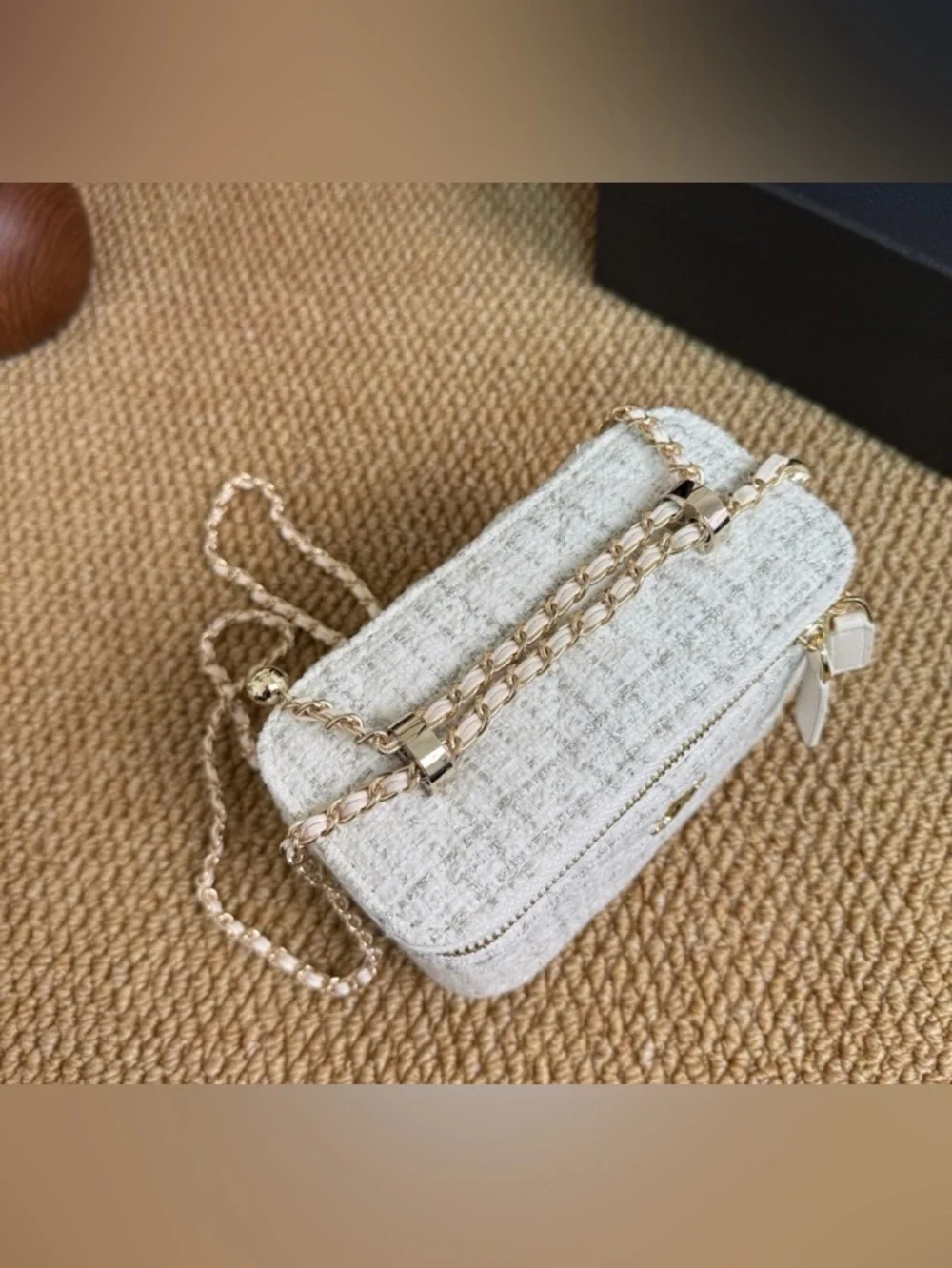 CHANEL MAKEUP BAG WHITE - Picture 2 of 3